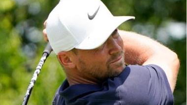 Alex Noren hits INCREDIBLE PITCH on famous road hole at St. Andrews